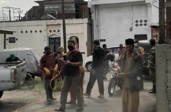 RELAWAN KAMPUNG PINANGAN MELAKUKAN PENYEMPEROTAN DESINFEKTAN